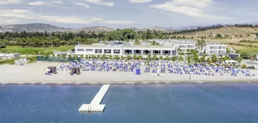 Une vue panoramique montrant un vaste complexe hôtelier bordant une plage.