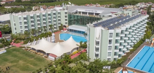 Une vue aérienne d'un vaste complexe hôtelier moderne avec plusieurs piscines.