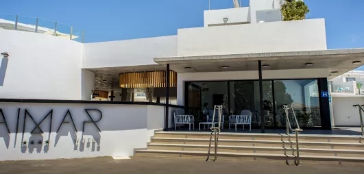 L'entrée principale de l'hôtel avec sa porte d'entrée L’entrée principale de l’hôtel, accessible par quelques marches.