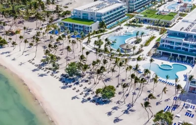 vue aérienne hôtel et plage, piscine, palmiers, eau turquoise, sable blanc, transats