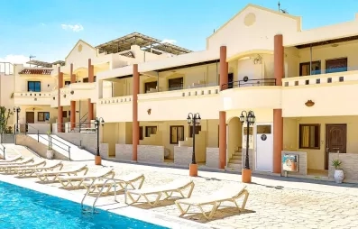 piscine avec transats, hôtel bâtiment avec un étage, lampadaires, plantes, rampe fauteuil roulant et poussettes