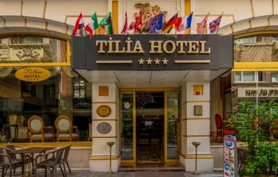 façade extérieur de l'hôtel avec sa porte d'entrée 