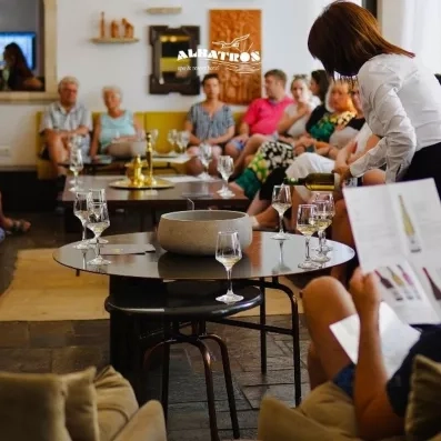 salle avec activité d'une dégustation de vin avec des touristes autours 