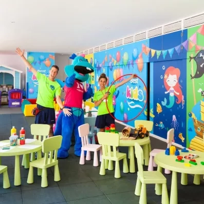 Un club pour enfants animé avec des animateurs déguisés.