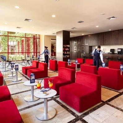 Un salon intérieur moderne et lumineux propose de nombreux fauteuils.