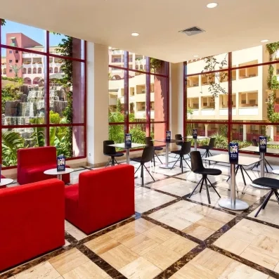 Une salle de repos spacieuse offre une vue sur l'extérieur grâce à de grandes baies vitrées.