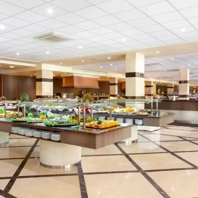 Un vaste buffet de restaurant proposant une grande variété de plats frais.