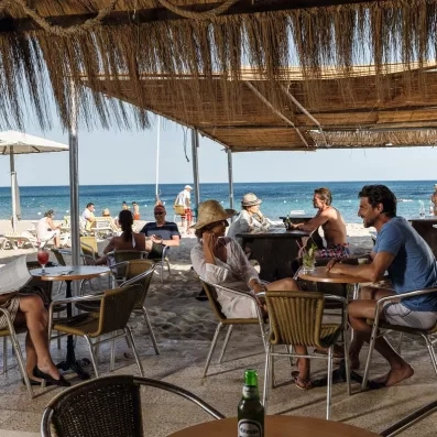 personnes sur la terrasse d'un restaurant