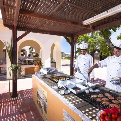 cuisinier faisant griller de la viande