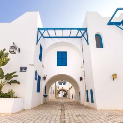 bâtiments blancs avec volets bleus