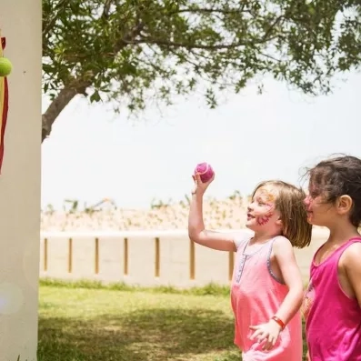 Enfants profitant des animations et jeux de plein air au mini-club du Djerba Aqua Resort.