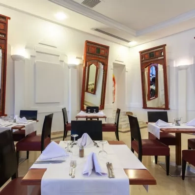 Décoration intérieure raffinée avec miroirs traditionnels dans un des restaurants du Djerba Aqua Resort.