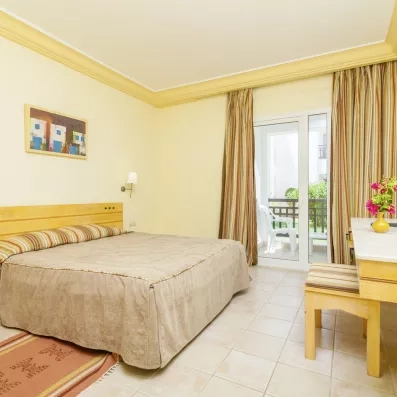 Chambre double standard avec balcon, décorée dans des tons sobres