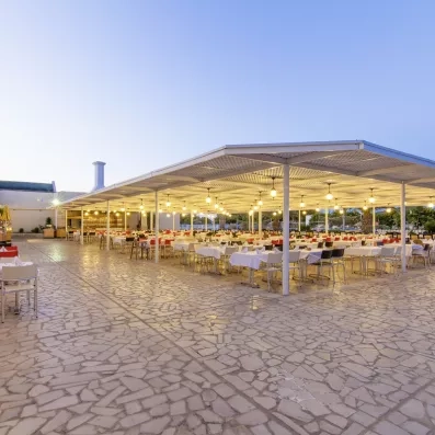 Restaurant extérieur doté d’un abri, offrant une ambiance tamisée et chaleureuse