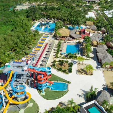 aquapark de l'hôtel, piscines, tour de 10 mètres de haut avec 2 aquatubes, 2 toboggans ouverts, kamikaze et tourbillon chute libre, aquaracer : pistes multiples de course à 4 voies
