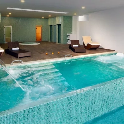 piscine intérieure, 4 douches à sensations, sauna, bain à remous et une zone de détente avec lits chauffants et piscine avec hydromassage
