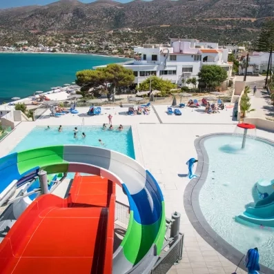piscine avec toboggans coloré et piscine enfant, vue sur plage, été et soleil