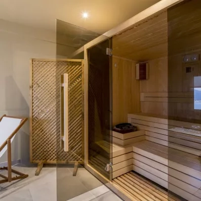 sauna dans le spa de l'hôtel avec ambiance chaleureuse 