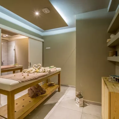 salle de massages de l'hôtel avec ambiance chaleureuse