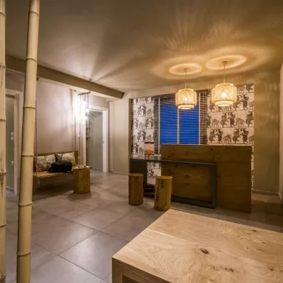 Réception du Spa de l'hôtel avec lumière chaleureuse calme