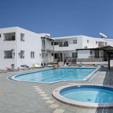 Grande et petite piscine extérieur de l'hôtel, avec le bâtiment principale