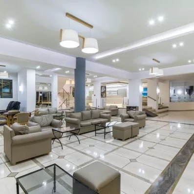 réception de l'hôtel avec des fauteuil en cuir gris et des tables basses 