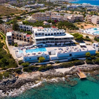 vue aérienne du bâtiment de l'hôtel, de la piscine et de la plage