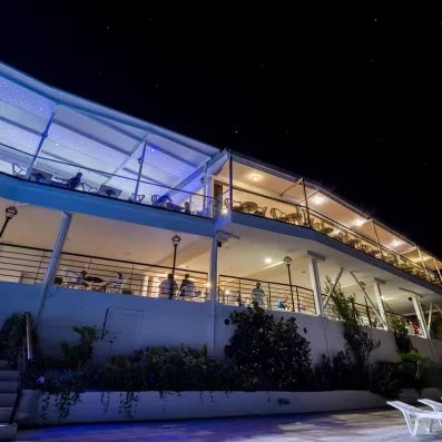 vue de nuit depuis la terrasse sur le restaurant et le bar avec une lumière bleu
