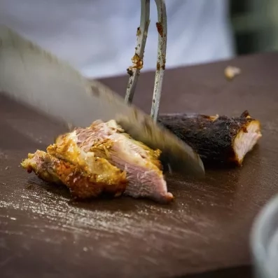 morceau de viande grillé que l'on coupe