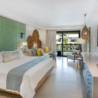 chambre grand lit couvre lit bleu ciel, suite tropical vue jardin, terrasse, climatisation, télévision à écran plat