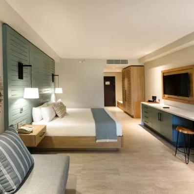 chambre grand lit couvre lit bleu ciel, suite tropical vue jardin, terrasse, climatisation, télévision à écran plat, grande armoire en bois