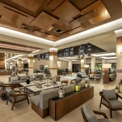 hall avec chaises et fauteuils, style colonial, 