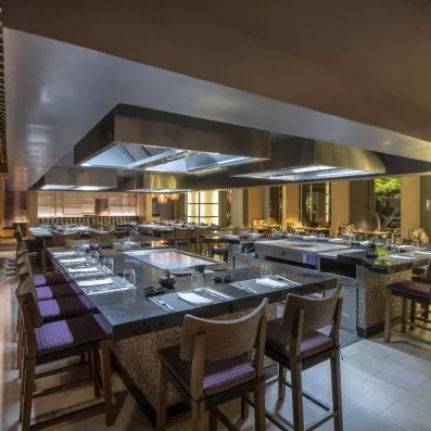 espace de show cooking, grandes hottes, chaises en bois