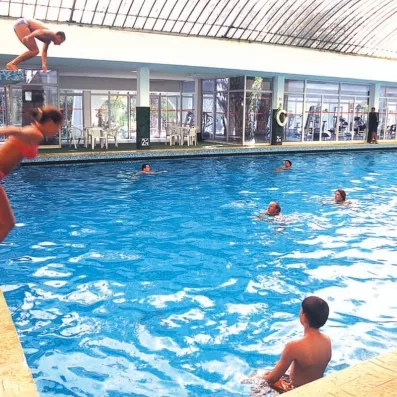 Piscine intérieure chauffée du Marhaba Beach à Monastir avec des vacanciers profitant de la baignade.