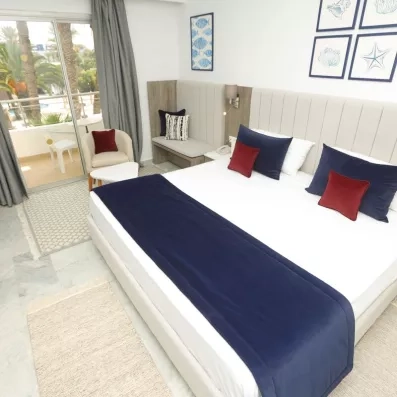Chambre spacieuse avec balcon et décoration marine élégante pour un séjour confort au Marhaba Beach Monastir.