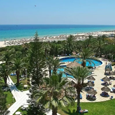 Vue aérienne des piscines extérieures et jardins tropicaux de l'hôtel Marhaba Beach à Monastir, Tunisie.