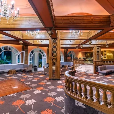 Salon intérieur élégant du Marhaba Beach Monastir avec boiseries traditionnelles et lustres en cristal raffinés.