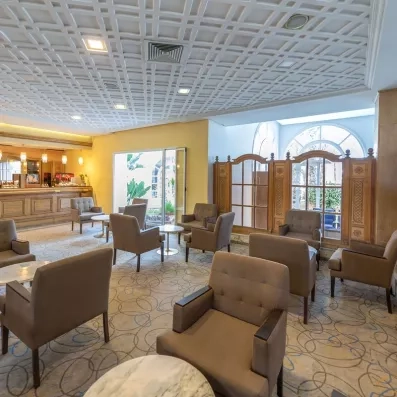 Bar lounge confortable avec fauteuils modernes et ambiance tamisée pour se détendre au Marhaba Beach Monastir