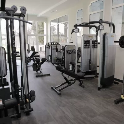 Salle de sport moderne équipée de machines Technogym pour les activités fitness à l'hôtel Marhaba Palace.