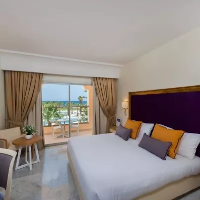 Suite lumineuse avec décoration élégante et terrasse panoramique sur la Méditerranée au Marhaba Palace Monastir.