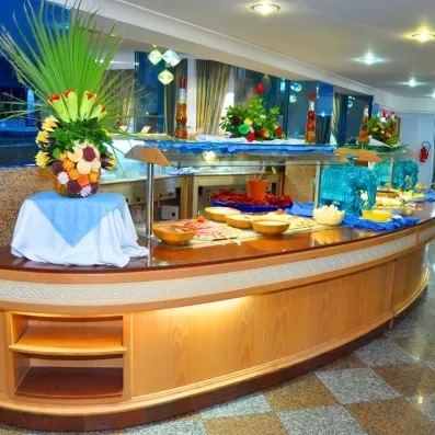Buffet gastronomique varié et sculptures de fruits artistiques au restaurant de l'hôtel Marhaba Palace à Monastir.