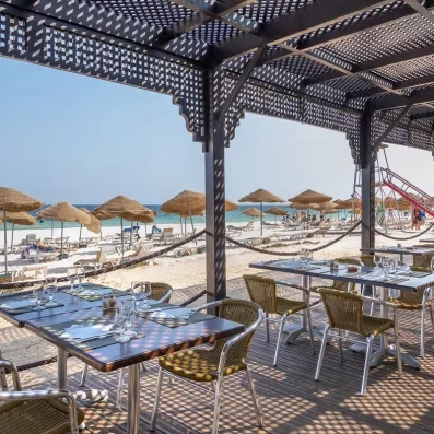 Restaurant de plage sous pergola en bois offrant une vue imprenable sur la mer à Monastir.