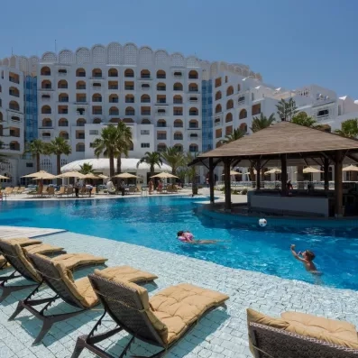 Enfants jouant dans la piscine près du bar de l'hôtel Marhaba Palace à Monastir.