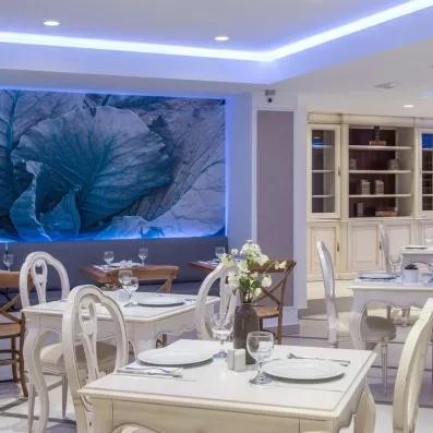 restaurant intérieur de l'hôtel avec tables et chaises en bois blanc