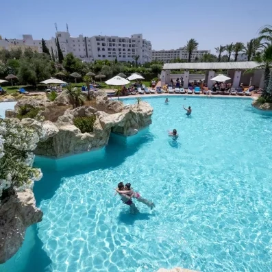 Clients dans la piscine extérieure 