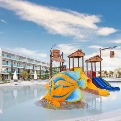 toboggans aquatiques, décoration marine poisson jaune et bleu, pour les enfants, hôtel en arrière-plan parasols et transats, ciel bleu et nuages