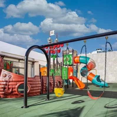 jeux pour enfants, balançoires pour enfants et bébés, bateau de pirates, toboggans, ciel bleu nuages