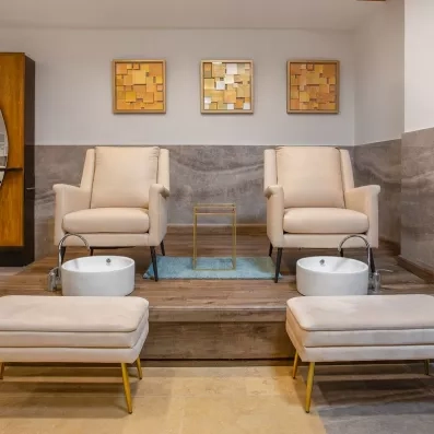 fauteuils dans centre de spa, lavabos pour bains de pieds, pédicures, ambiance zen