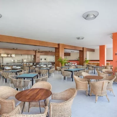 salle restaurant buffet avec chaises en osier et tables