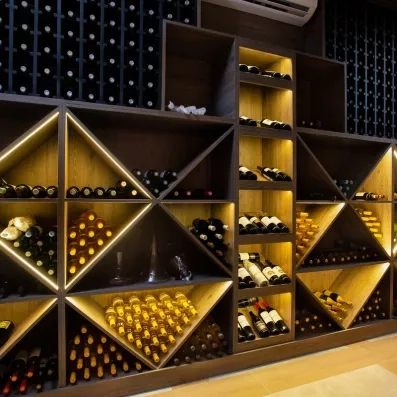 cave à vins en bois, large choix de bouteilles de vin rouge et blanc